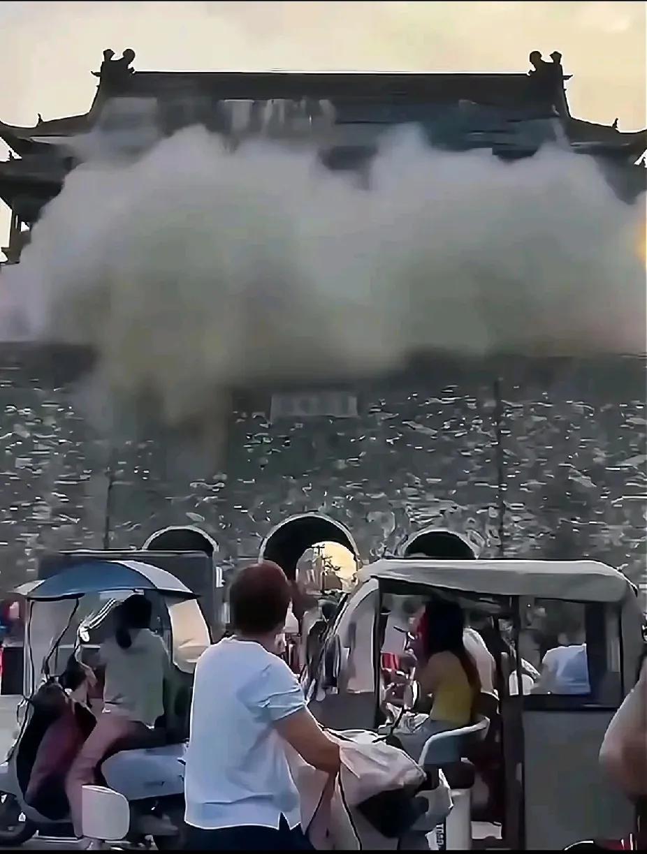 安徽凤阳鼓楼在近期经历了一次突发状况，5月19日晚，一段显示鼓楼顶部瓦片脱落的视