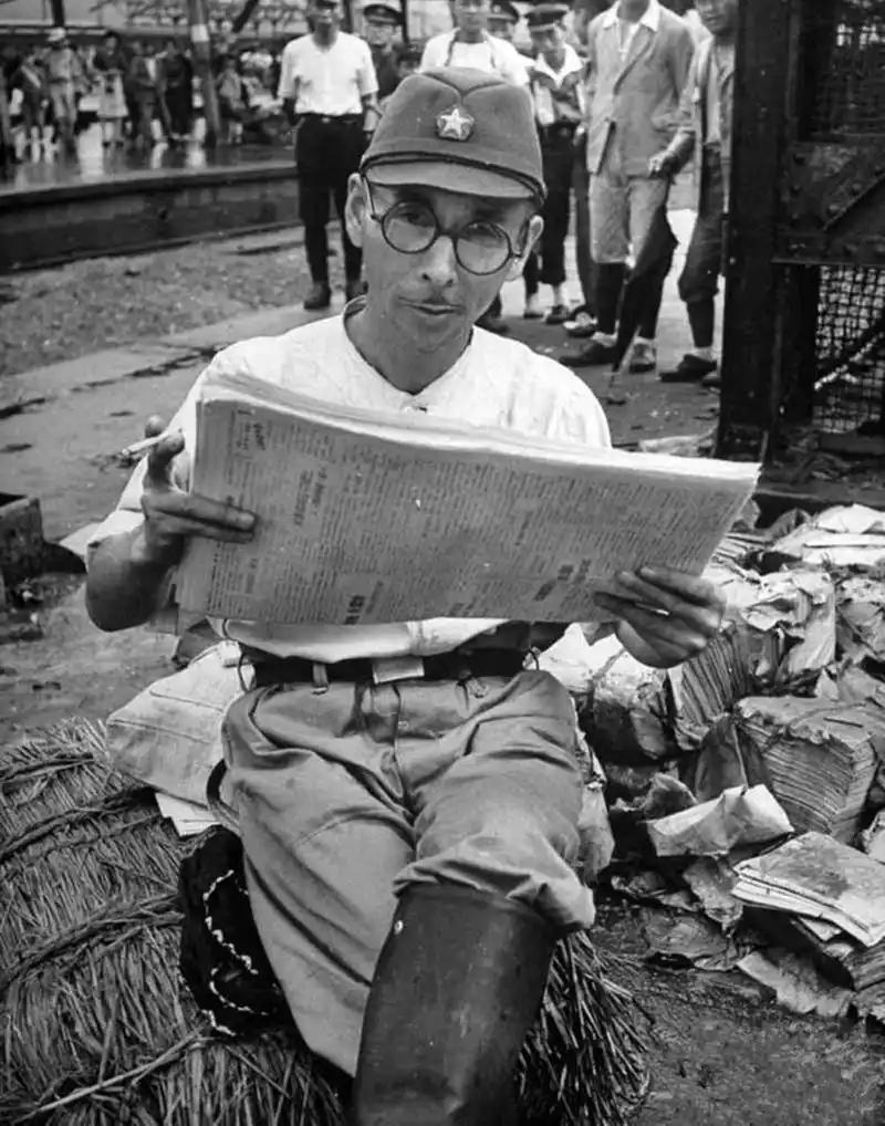 1944年，一架日军飞机突发故障，迫降在鲁北根据地境内，八路军战士迅速赶到现场，