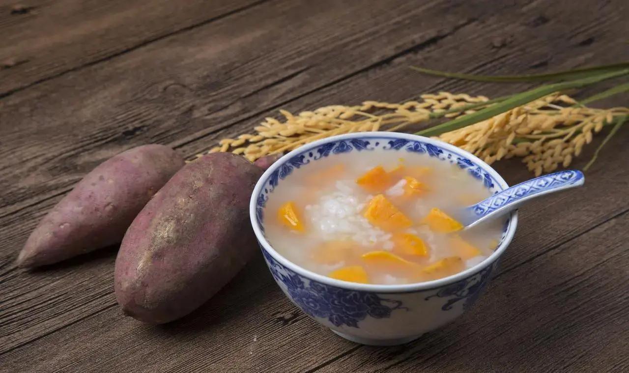 67岁李阿姨坚持吃素好几年，从不碰荤腥，自以为饮食清淡护肝，结果体检直接查出轻度