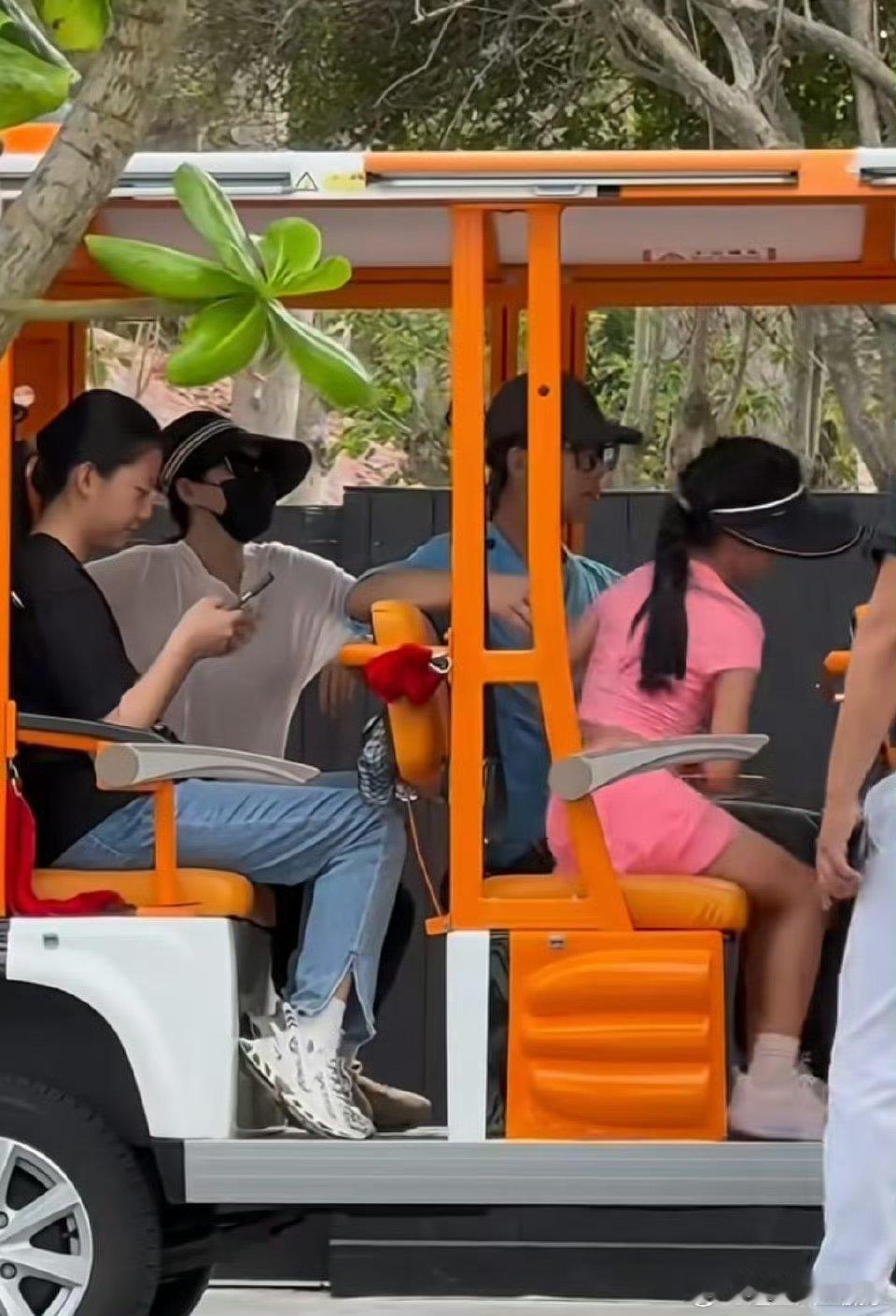 章子怡带女儿玩飞拉达三亚偶遇章子怡带着女儿玩飞拉达，感觉章子怡真的是个好妈妈，全