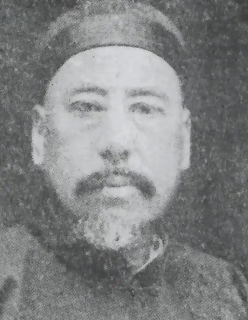 1938年，国军副参谋总长白崇禧来到西宁视察后，马麟想要以宗教关系来讨好白崇禧，