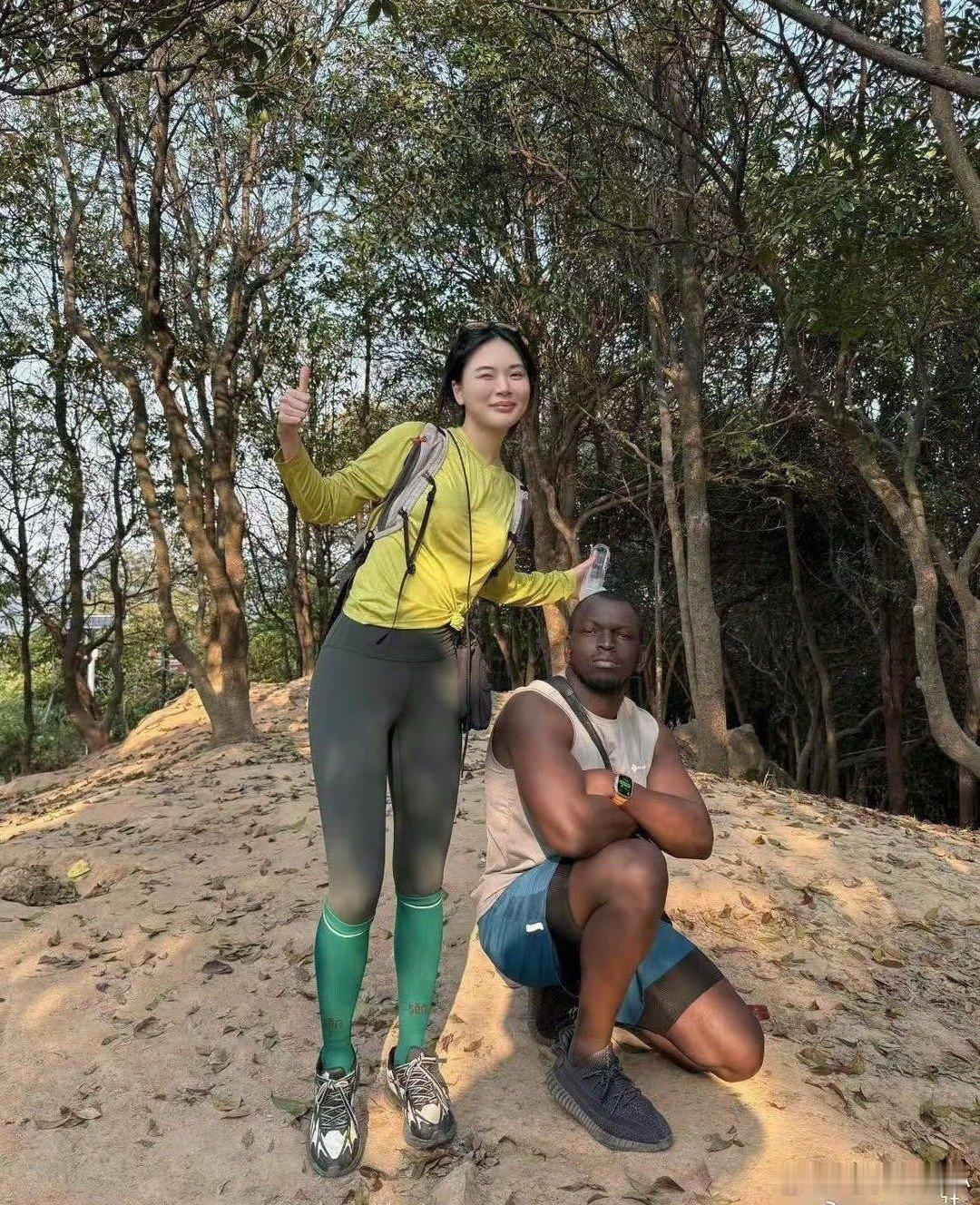 和黑人爬山真的好吗？她好像还挺开心