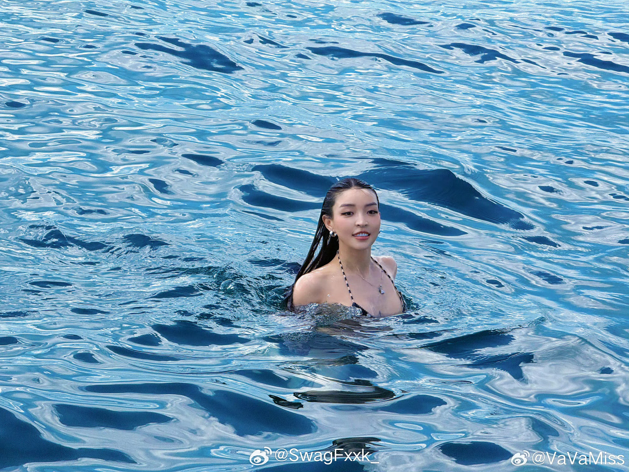 错峰度假！VaVa晒出大量海边泳装照！Vava