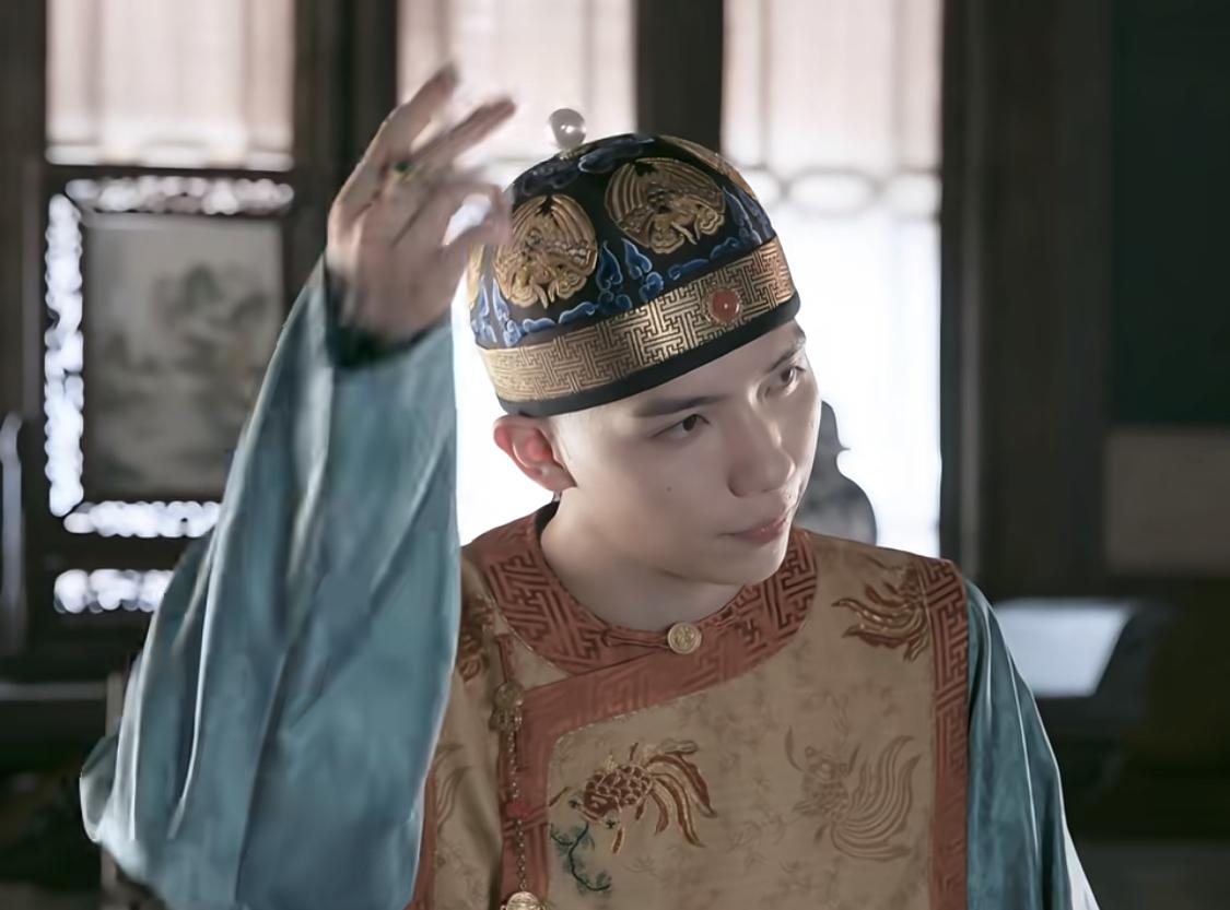 少爷从帽子上面取下一颗珍珠，说是朝鲜族进贡的，一共就两颗，另一颗在皇太后的凤冠上