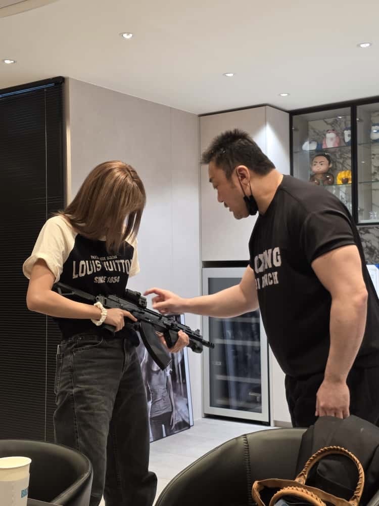 Lisa拿枪这张真的好帅谁懂！！！西八手臂线条也太有型了🥵好想快点看到这部电