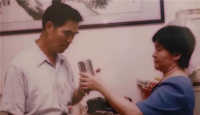 1971年，23岁的女干部李玉枝嫁给了一级伤残战斗英雄，新婚之夜二人同房时，她竟