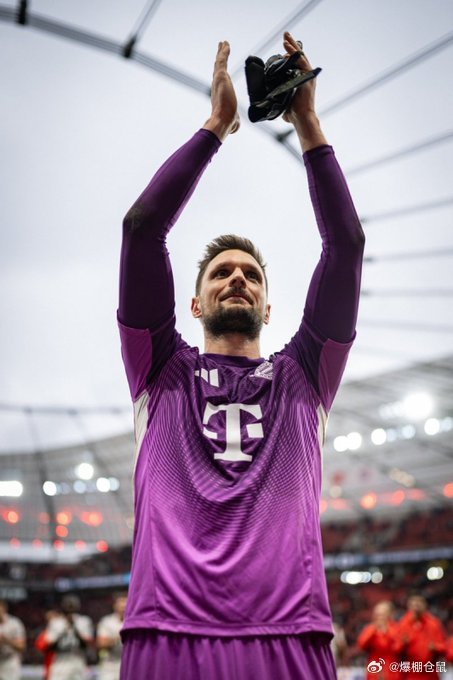 【门将位置告急】拜仁遭遇门将伤病潮，39岁的诺伊尔左小腿肌肉纤维撕裂，22岁的乌