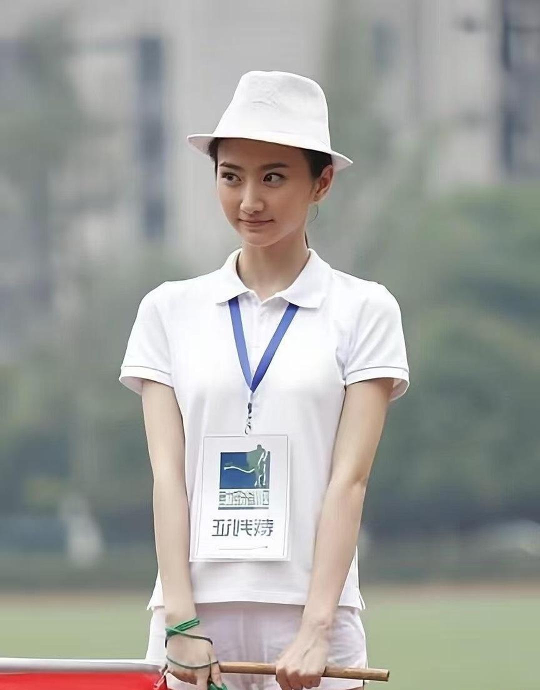景甜学生时期的旧照，妥妥就是校园白月光的既视感。