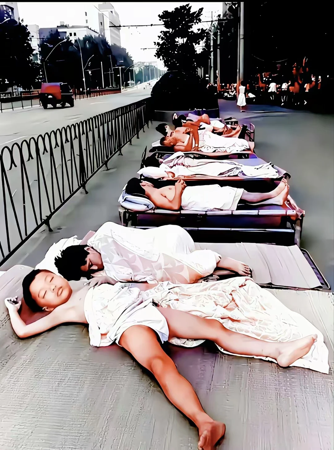 1988年的武汉街头 1988年，武汉清晨的街头。历史的印记，青春的注...