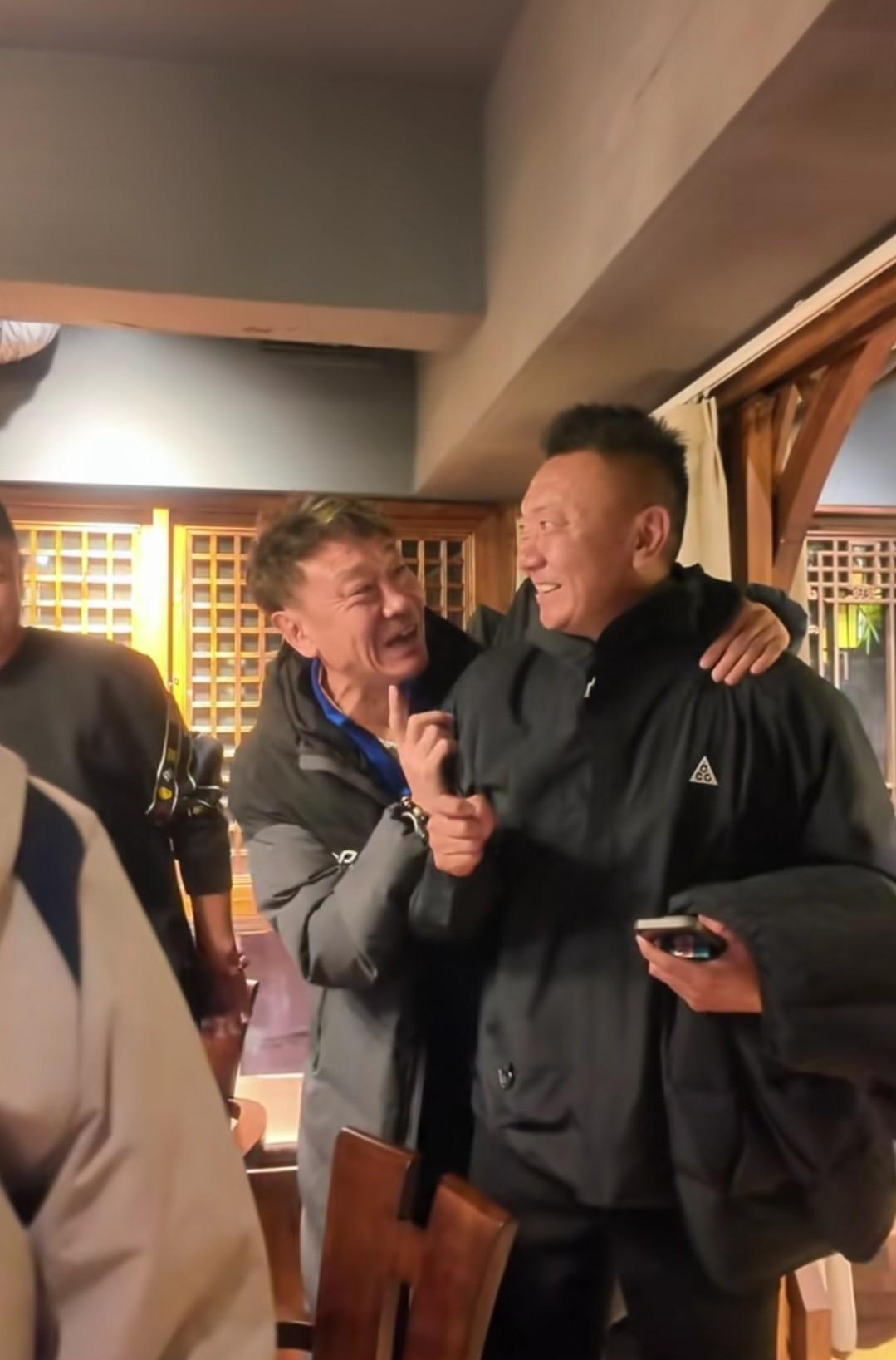 高峰遇到魏群！谁最能喝？两位性格鲜明的球员相聚成都，自然是一醉方休。高峰68罐