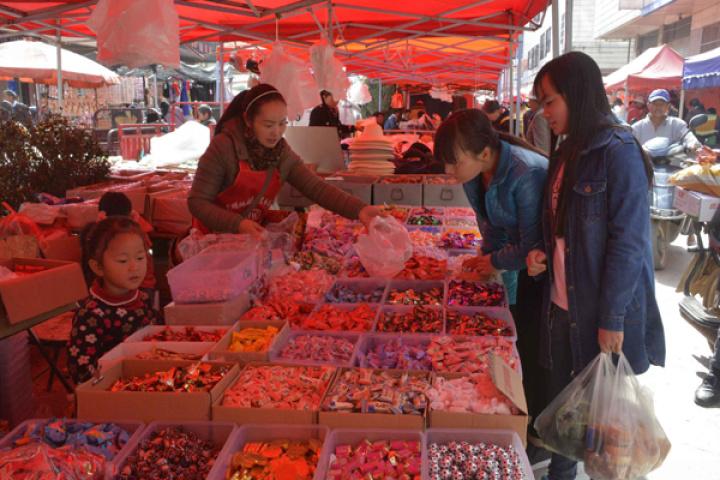 陆良县马街镇腊月集市旺 年味浓