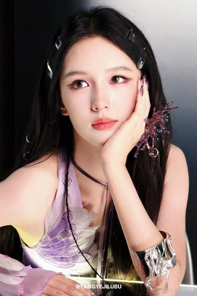 周也是电竞文女主吧回看周也出场的完整片段，没有多余的修饰，依靠自身状态撑起画面