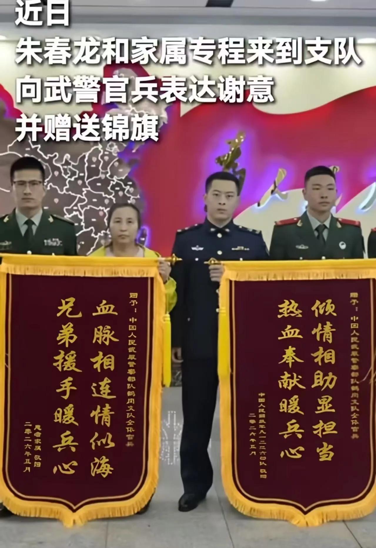 海军战士在武警营门外徘徊半小时，哨兵都盯上他了，结果掏出的东西让人破防黑龙江
