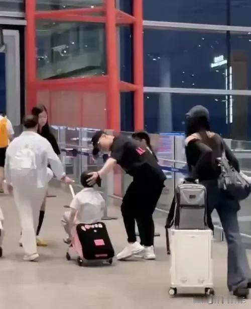 2025年7月27日，摇滚歌手汪峰携四个子女从日本旅游返京，在机场被网友偶遇并拍