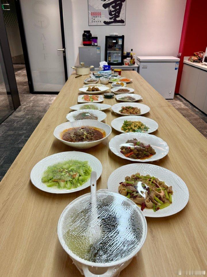 这就是JDG的食堂！Xun分享战队晚餐并配文：绝对好吃这队伍伙食太好了，油水还太