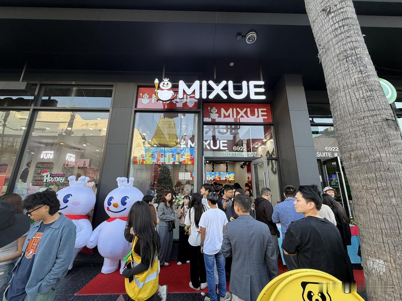 蜜雪冰城登陆洛杉矶老美也爱珍珠奶茶？今天晚上，有美国洛杉矶网友在个人社交媒体发