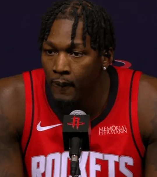 火箭主帅乌度卡今天赛前，谈到了芬尼-史密斯的伤病恢复情况。乌度卡说：“就是继续