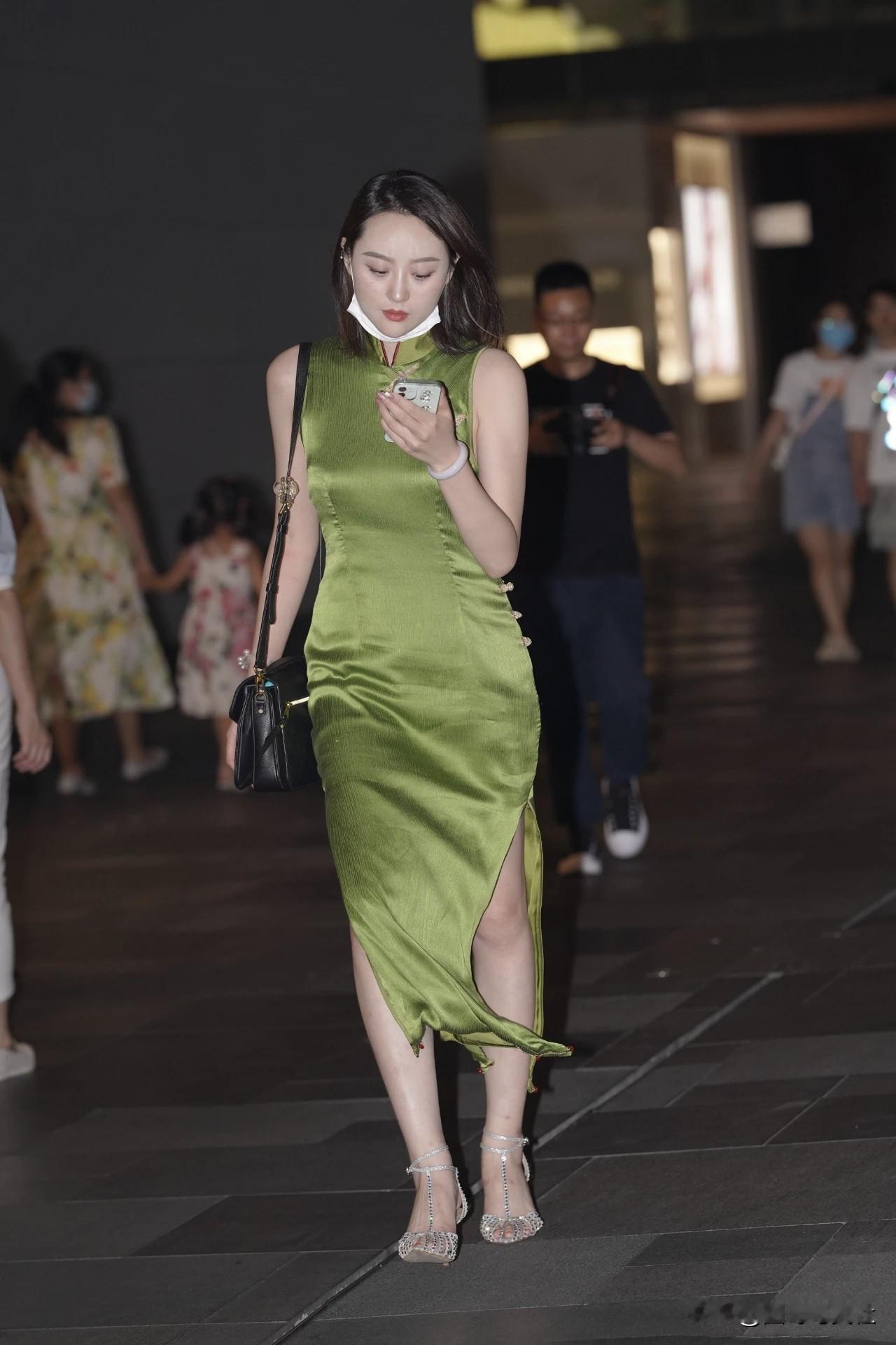 精品街拍图片分享穿绿裙时尚穿搭女生