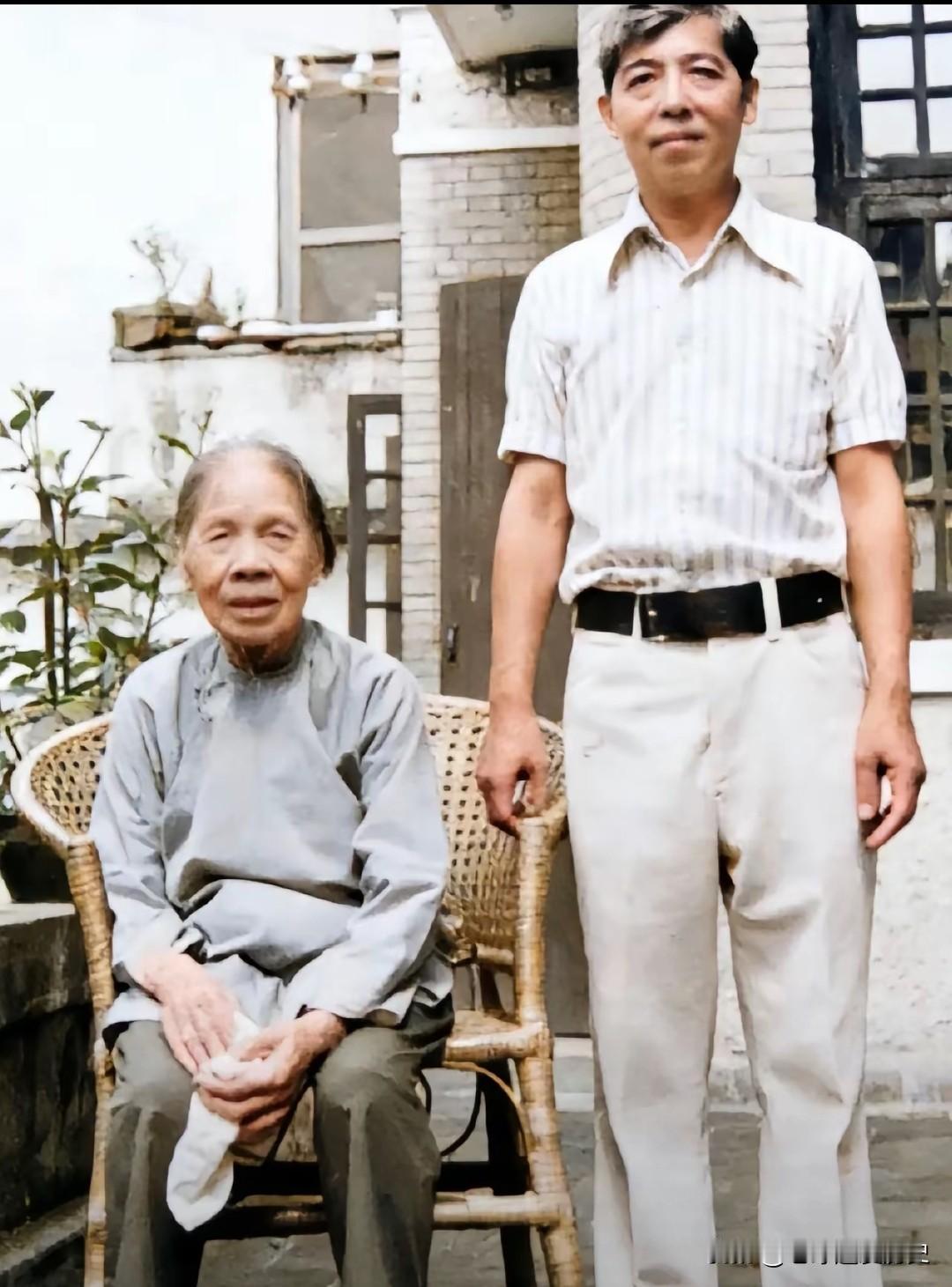 这是上世纪70年代，李宗仁原配夫人李秀文和儿子李幼邻的合照。那时，李秀文已在国