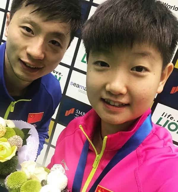 主持人问马龙：怎么形容孙颖莎？马龙笑了：莎莎呀，乖萌萌～主持人又问孙颖莎
