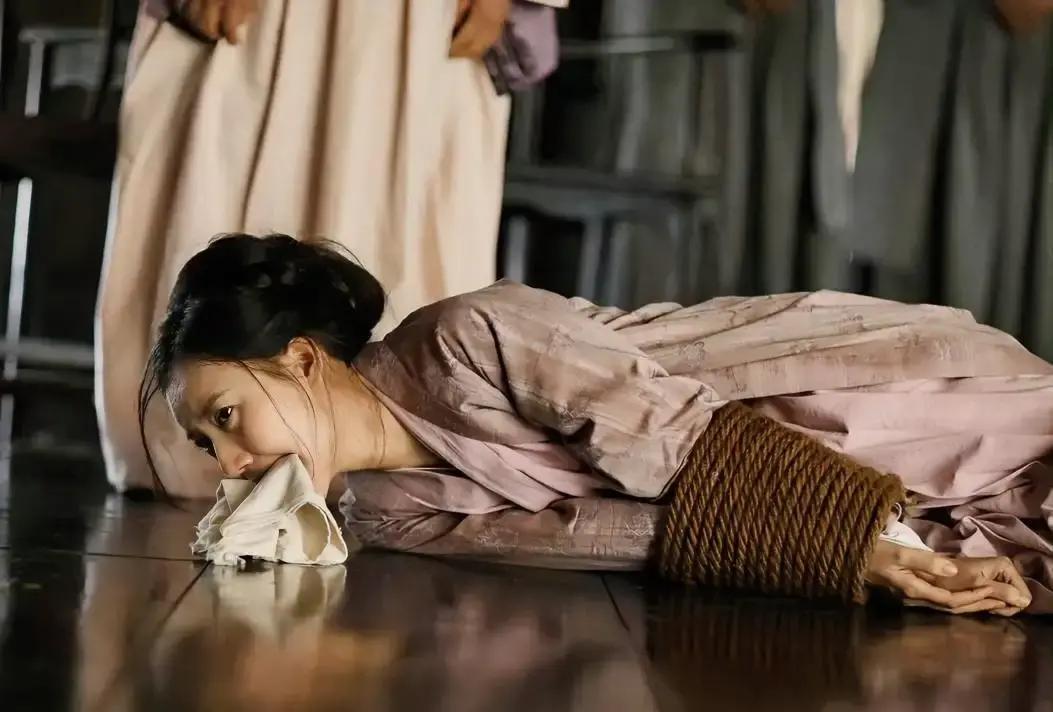 康姨妈整人真有一套。她天天给林噙霜喂猪油拌饭，关屋里不让动。不到半年，好好