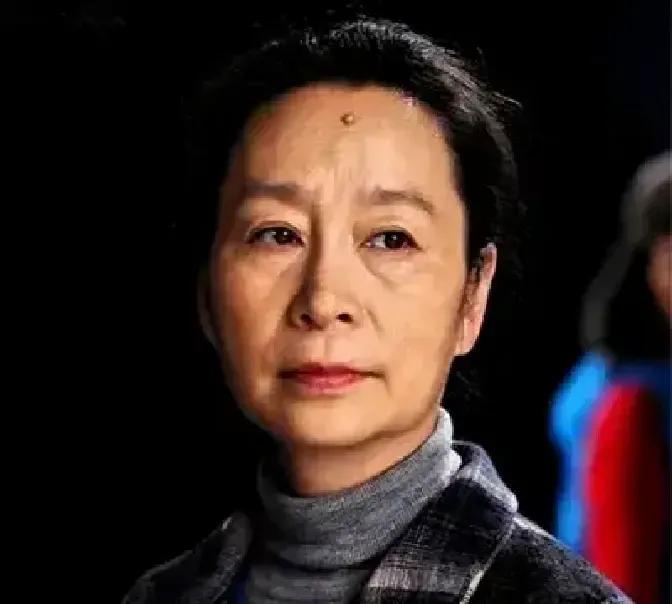 奚美娟一句“不是每个女人都得生孩子”被剪成“不生不完整”，骂声瞬间冲热搜。我补