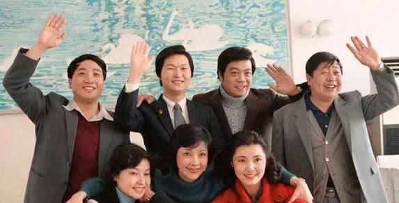 这是1984年央视春晚主持人的合照，第二届春晚不止节目开创了先河，主持阵容更是