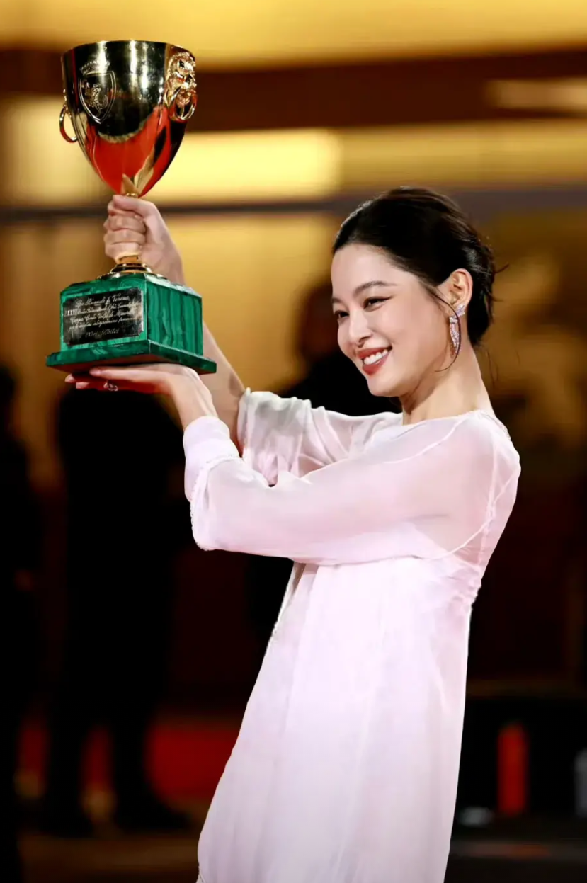 谁能想到，就在赵丽颖和杨幂的“转型战”打得如火如荼时，85花竟然杀出一匹黑马，一