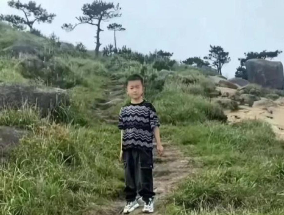 福建8岁男童遗体找到，留3个未解疑云无法解答，同事说出父母现状