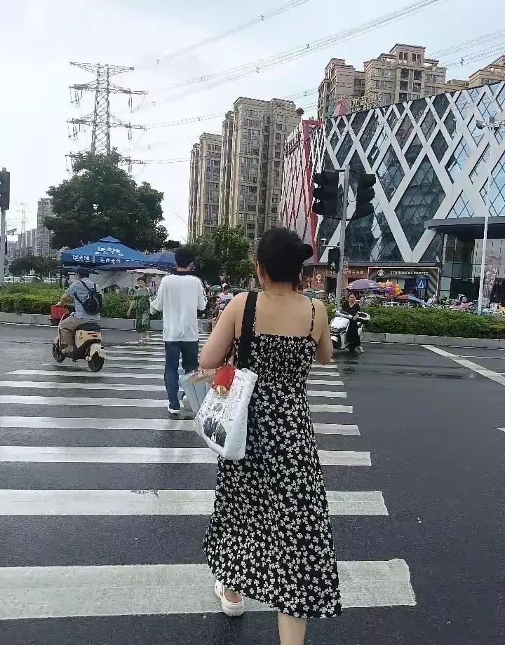 无奈的选择！儿子深圳出生，深圳读书，深圳长大，但他不是深户，但他有时候也觉得自己