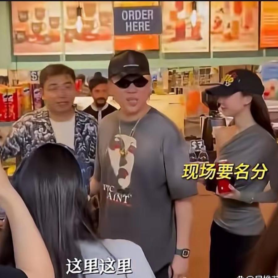 感觉易梦玲和胡彦斌的认知压根不在一个层级。易梦玲的“AI”的回应，简直太Lo