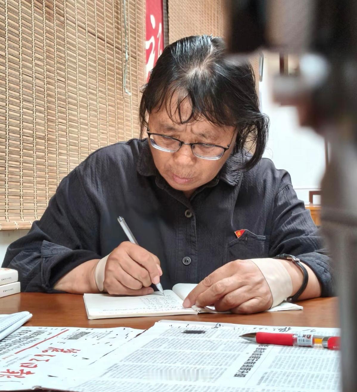 张桂梅卸下了校长的担子。这位生在黑龙江的老太太，在云南大山里扎下根，一干就是十七