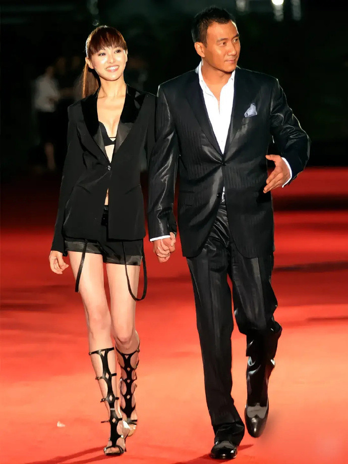 唐嫣和胡军当年走红毯，展示的是健康阳光的形象，现在内娱都流行白幼瘦了