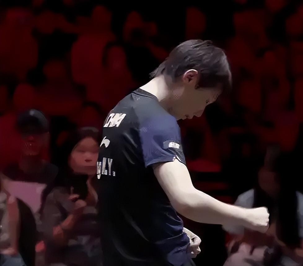 这可真是丢人丢到国际上了！昨晚的WTT新加坡大满贯女单决赛，国乒队员孙颖莎和王曼