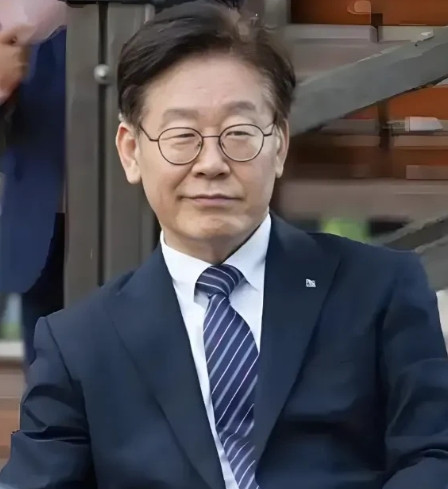 我始终担心，李在明未来在退休后，也可能重蹈韩国前总统们的覆辙。尽管他如今已经担任