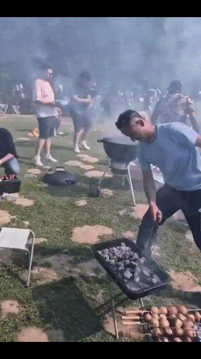 德国西部鲁尔区工业城市杜伊斯堡，大量中东难民到公园集体野炊烧烤。现场烟雾腾腾，中