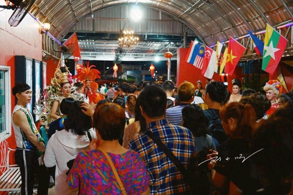 泰国人妖明明是男人，接待游客前吃避孕药，这事儿挺让人费解。其实人妖是服用大量雌性