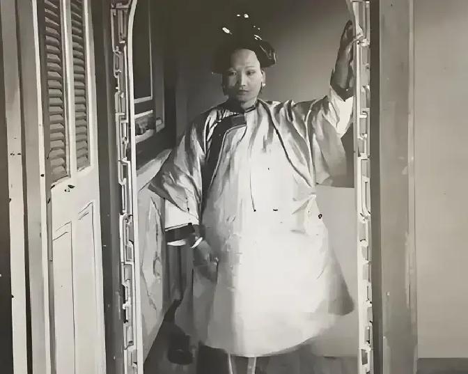 末代皇帝溥仪，九岁还在吃奶。紫禁城里的太监宫女私下议论纷纷，乳娘每次喂他都得把人支开。这不是传说，溥