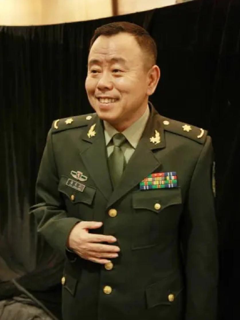 请懂军事的给科普一下，一个文职军人由普通士兵，上升到大校，享受正师级待遇，需要做