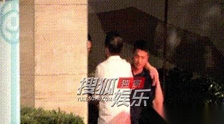 9月18日深夜的八卦爆料镜头里，沈腾是被三个人硬生生“拖”出饭店的。两边各架着