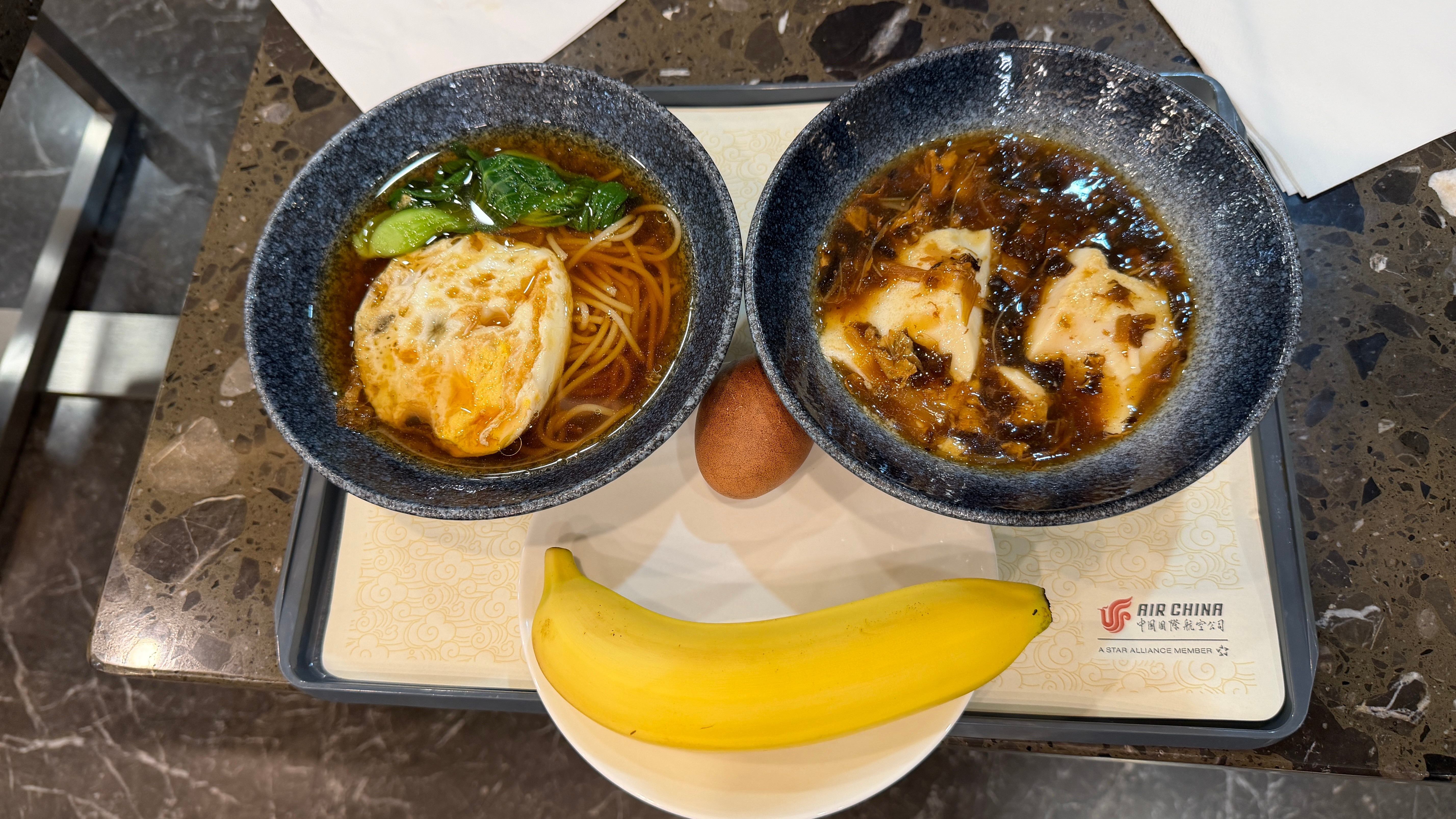 困麻了……但依旧不忘摆盘还5分钟登机准备闭眼火速炫完这顿早餐🥣[干