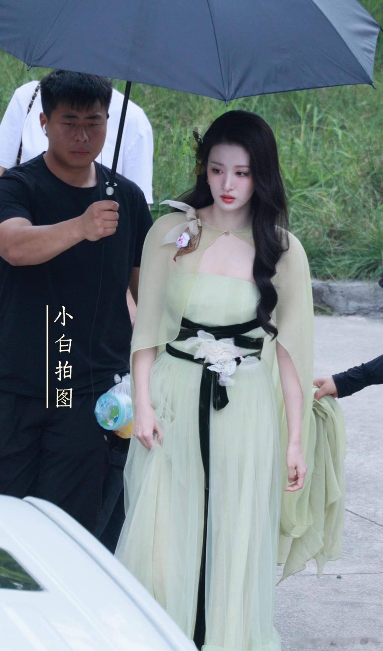 这种抹胸裙对于王楚然这种大骨架来说真的很显胖