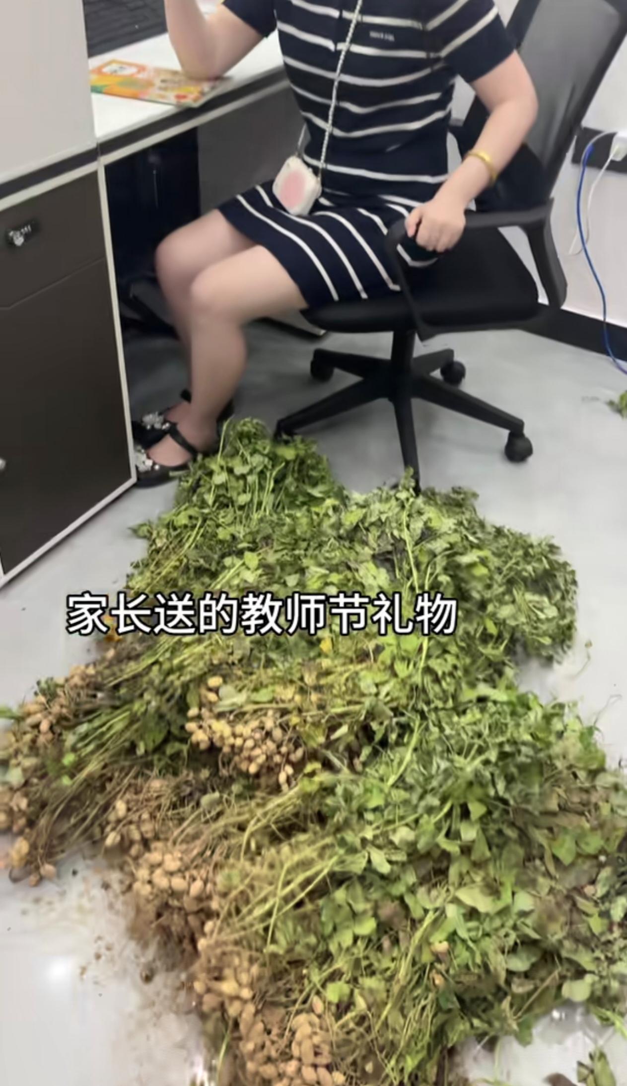 孩子上一年级的时候，当时看到别的同学家长都在学校门口买假花让孩子送给老师，我也很