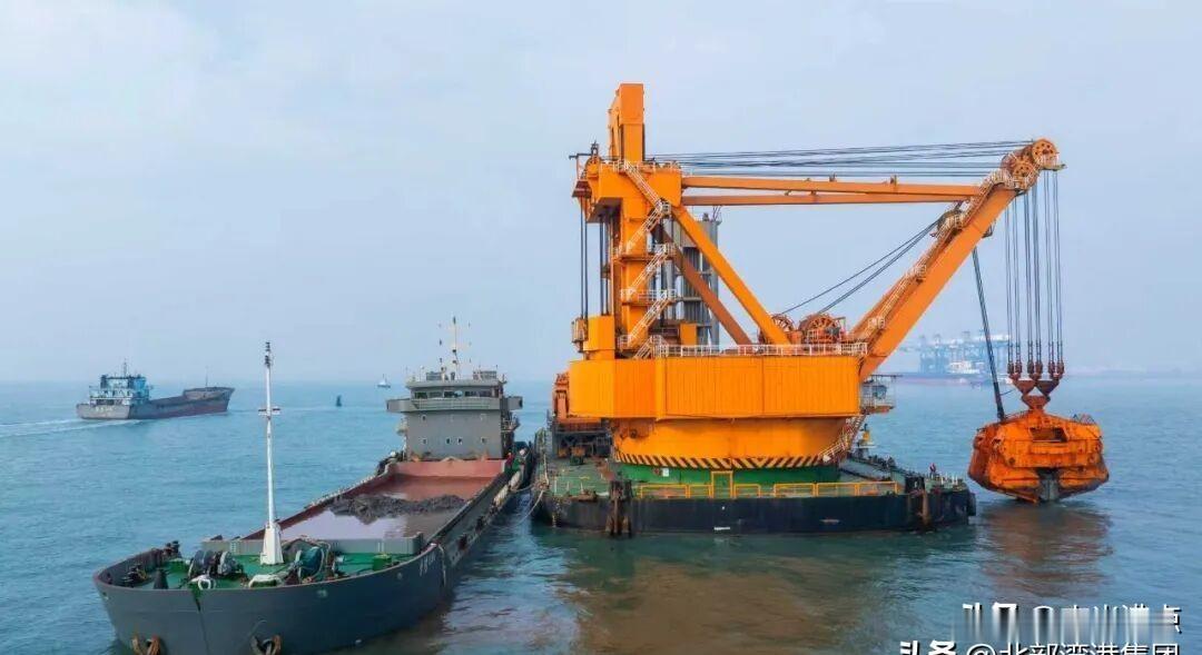 防城港30万吨航道正全速挖泥，一边通航一边施工真怕出事，这活儿到底咋干的？最近