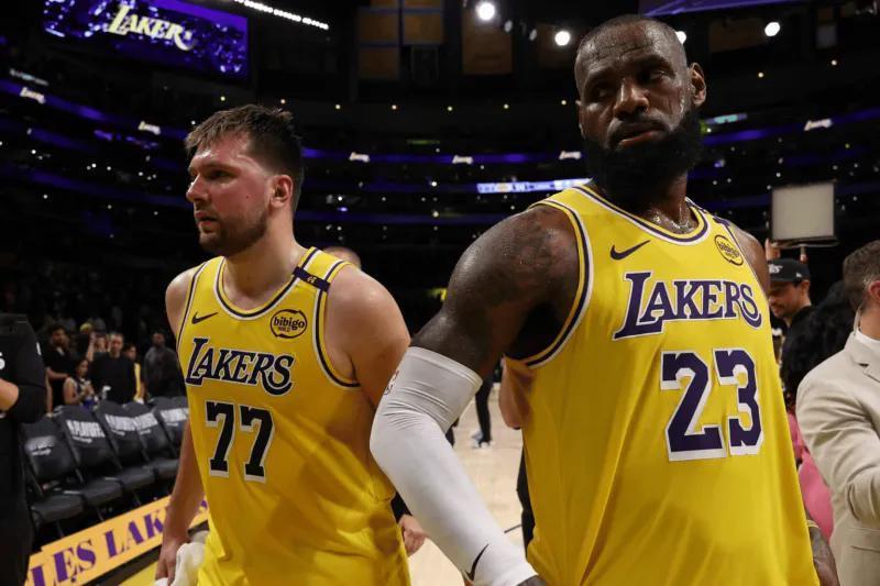 湖人和太阳这一场太黑了，离谱，离谱到姥姥家了。我一个纯种湖人球迷都看不下去了。