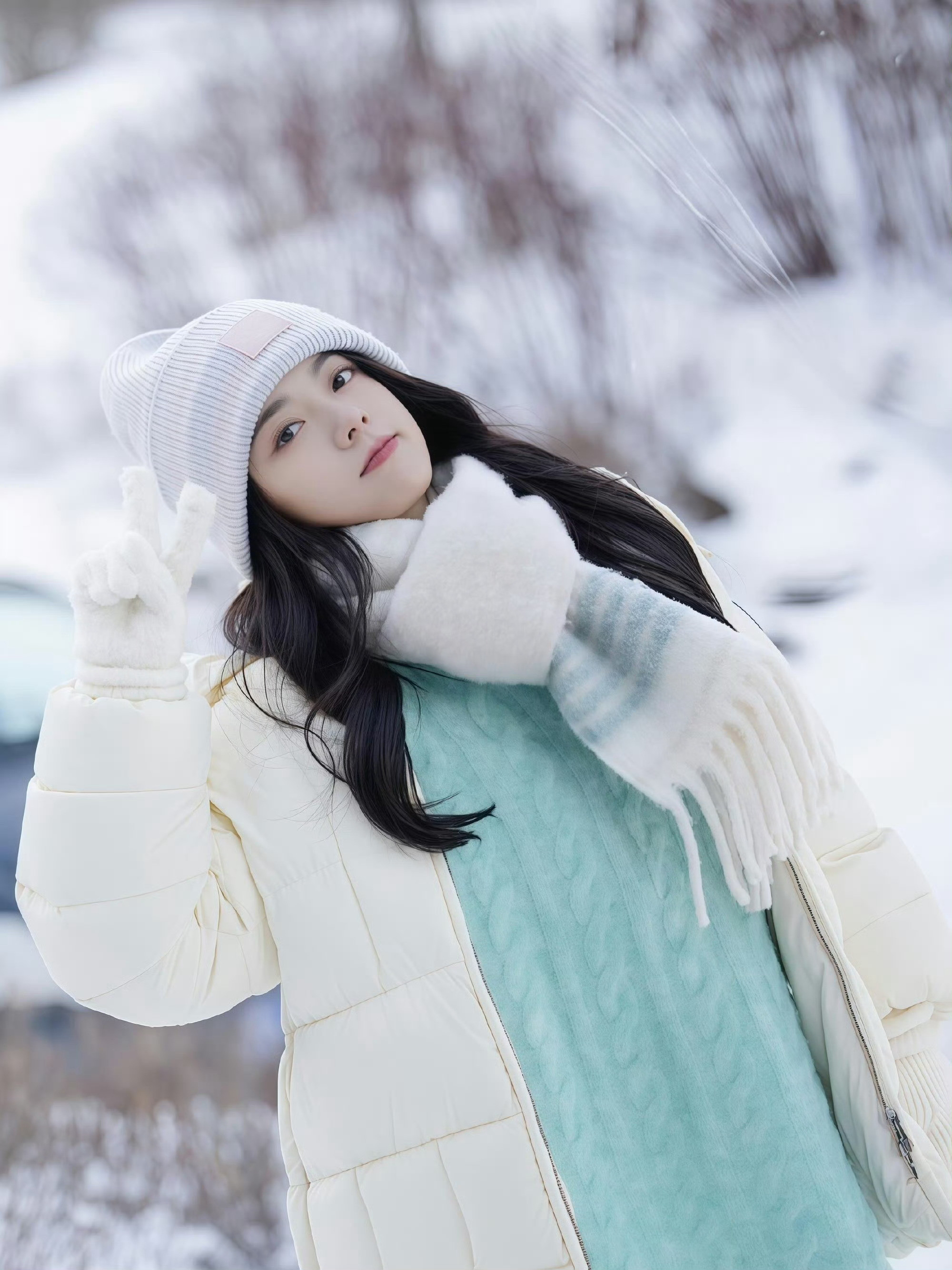 人怎么可以争气成这样赵今麦不靠精修与包装，原生生图直接实力出圈。灵动眉眼搭配柔和