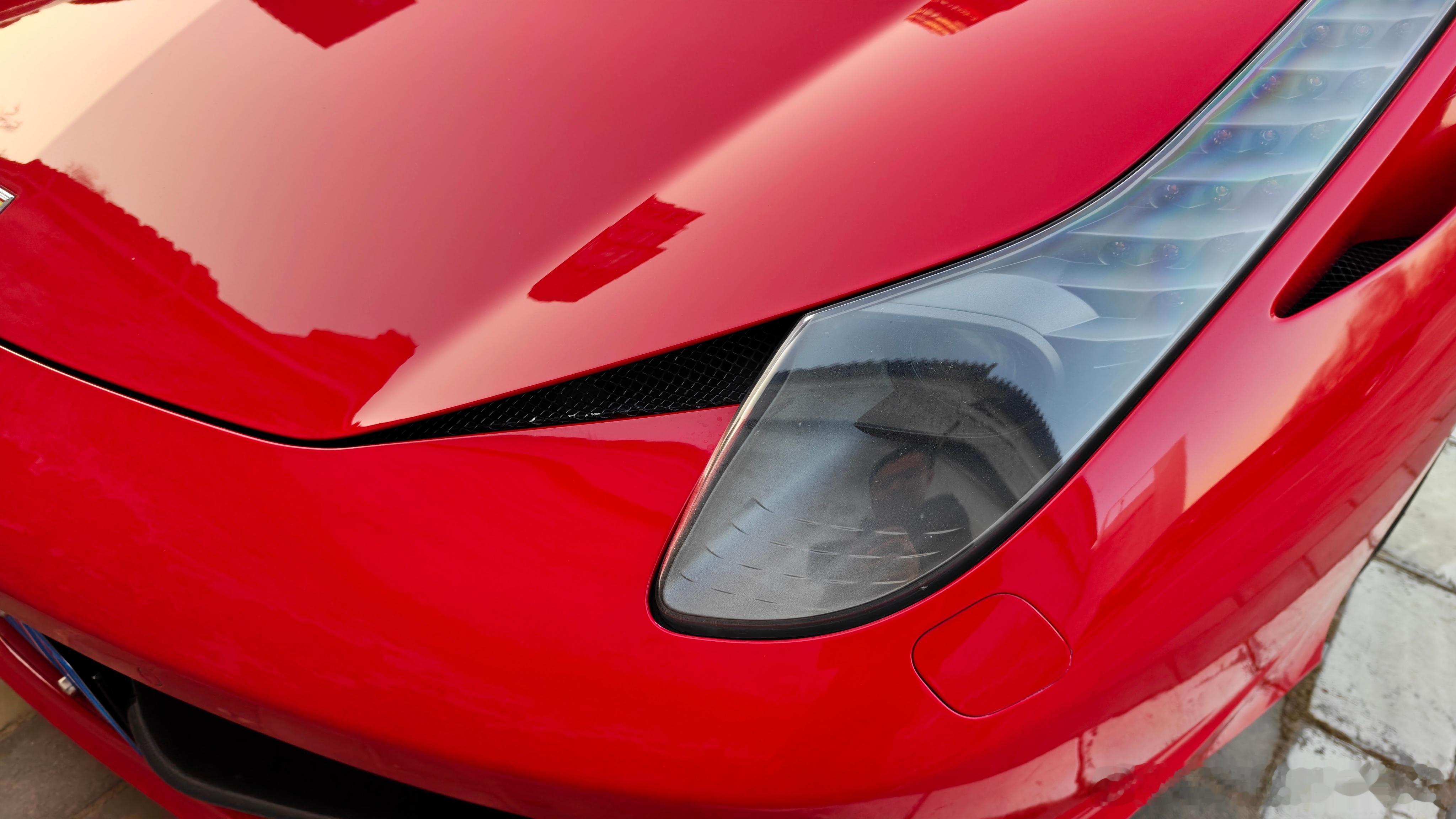 我一直不喜欢法拉利458的设计，就是因为图上这几个地方，我觉得这个尖刺车灯，藏起