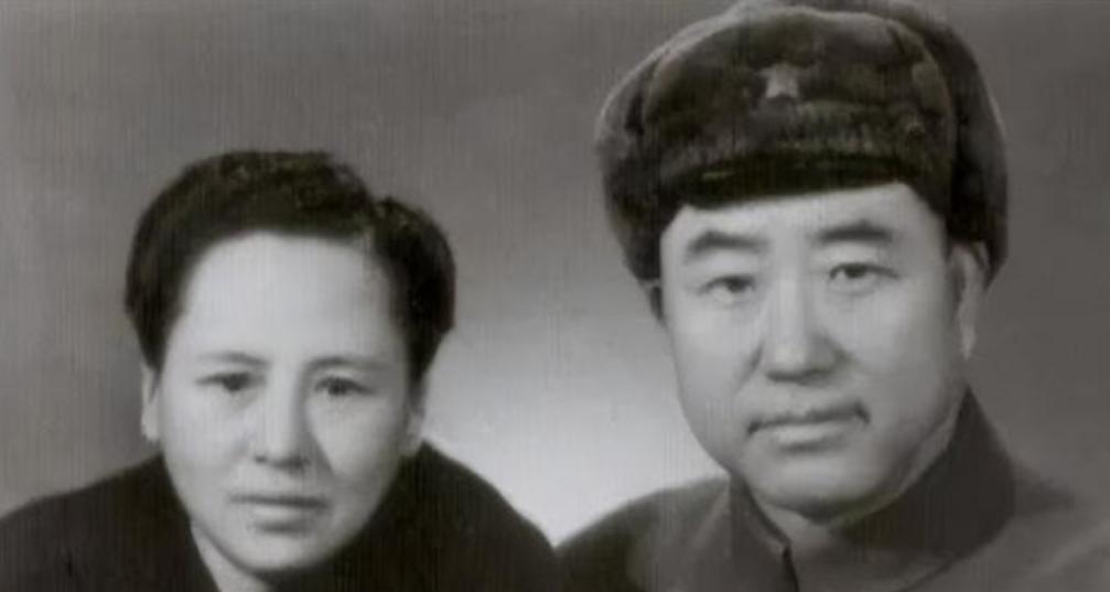 1950年11月，36军军长刘万春接到通知到北京参加会议，可是刚下车，就看到几名