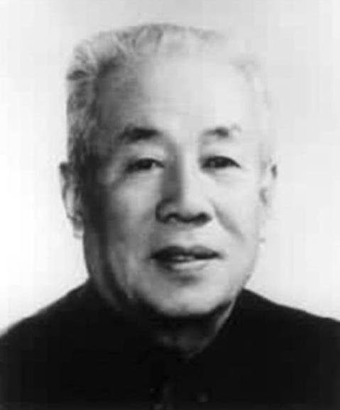 1947年地下党王治秋走到院子时，发现他的勤务兵被军统特务抓了，特务指着王治秋，