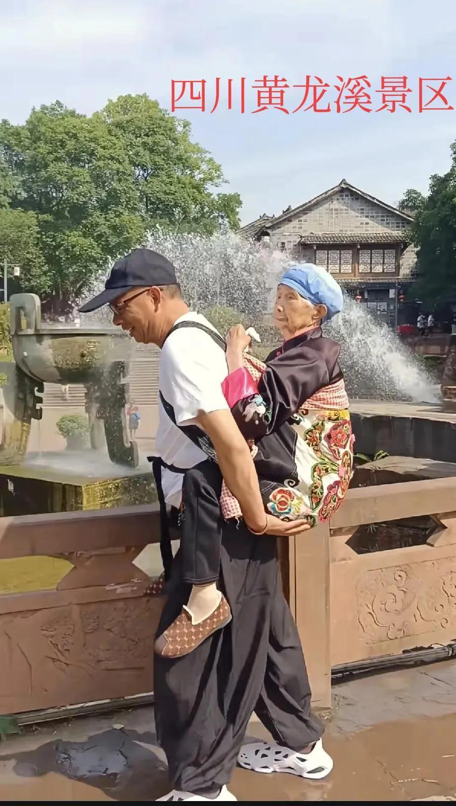 人民日报太给力:孝顺儿子背着妈妈旅游，要上了。五一假期，你带父母旅游了吗？五